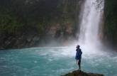 Admirando a surpreendente Cascata do Rio Celeste, no Parque Nacional Tenorio, no norte da Costa Rica