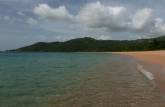 As águas tranquilas e calmas da praia de Grande Anse, em Basse Terre, em Guadalupe, no Caribe