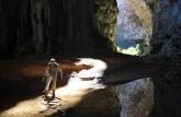 Atravessando a Caverna Janelão, no Parque Nacional Cavernas do Peruaçu, próximo à Januária - MG
