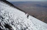 Atravessando trecho de gelo na descida do vulcão El Mistí, em Arequipa - Peru
