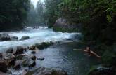 Banho em águas termais ao lado do rio gelado no Parque Nacional Tenorio, no norte da Costa Rica