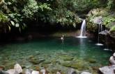 Banho refrescante na Basin Paradise, no Parque Nacional em Basse Terre, em Guadalupe, no Caribe