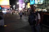 Caminhando de madrugada, mochila nas costas, em Nova Iorque, nos Estados Unidos