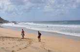 Caminhando na Praia da Conceição rumo à Praia da Cacimba, em Fernando de Noronha - PE