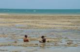 Crianças se divertem na praia durante a maré seca, na Ilha de Boipeba - BA