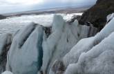 Enormes blocos de gelo em movimento na geleira Vatnajokull, no parque de Skaftafell, no sul da Islândia