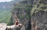 Equilibrando-se num dos mirantes do Cachoeirão, no Vale do Pati, na Chapada Diamantina - BA