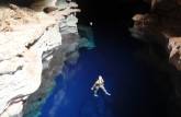 Flutuando nas águas transparentes do Poço Azul, próximo à Andaraí, na Chapada Diamantina - BA