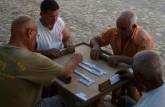 Jogo de dominó nas ruas de Trinidad, em Cuba