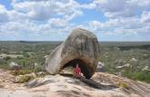 Matacão em forma de capacete no Lajedo Manoel de Souza, na região de Cabaceiras - PB