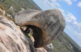 Matacão em forma de capacete no Lajedo Manoel de Souza, na região de Cabaceiras - PB