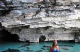 Na entrada da Gruta da Pratinha e seu lago de águas cristalinas, próximo à Lençóis, na Chapada Diamantina - BA