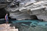 Na entrada da Gruta da Pratinha e seu lago de águas cristalinas, próximo à Lençóis, na Chapada Diamantina - BA