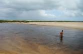 Nadando no rio Guaju, na fronteira entre Rio Grande do Norte e Paraíba