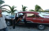 No volante de um carro sexagenário em Nueva Gerona, na Isla de la Juventud, em Cuba