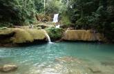 O belíssimo rio de águas azuladas de Ys Falls, no interior da Jamaica