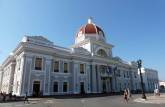 o imponente prédio do Museu Provincial, na praça josé Martí, centro de Cienfuegos, em Cuba