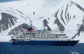 O Sea Spirit no visual majestoso da baía de Deception Island, na Antártida