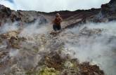 Observando a emissão de gases dentros da cratera do vulcão Cerro Negro, próximo à León, na Nicarágua.