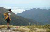 Observando a paisagem e as montanhas na trilha capixaba de acesso ao Pico da Bandeira, no Parque Nacional do Caparaó - MG/ES