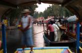 Passeando de barco pelos canais de Xochimilco, na Cidade do México