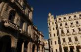 Prédios na Plaza Vieja, centro histórico de Havana, em Cuba