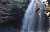 Pulando de 'paraquedas' na Cachoeira do Sossego, em Lençóis, na Chapada Diamantina - BA