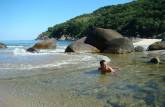 Se refrescando em rio na Praia das Anchovas em Ilha Bela - SP