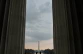 Turistas observam a vista desde o Lincoln Memorial, em Washington, capital dos Estados Unidos