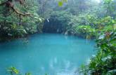 Uma das lagoas formadas pelo Rio Celeste no Parque Nacional Tenorio, no norte da Costa Rica