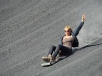 A Ana deslizando à toda as encostas do Cerro Negro,  próximo à León, na Nicarágua.