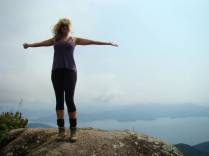 A aniversariante curtindo a vista maravilhosa do alto do Pico do Papagaio, na Ilha Grande - RJ