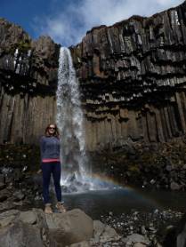 A bela e pitoresca cachoeira de Svartifoss, no parque de Skaftafell, no sul da Islândia