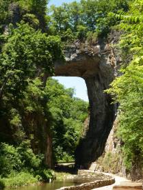 A enorme ponte natural no Natural Bridge Park, na Virginia, nos Estados Unidos