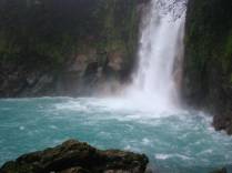 A famosa Cascata do Rio Celeste, no Parque Nacional Tenorio, no norte da Costa Rica