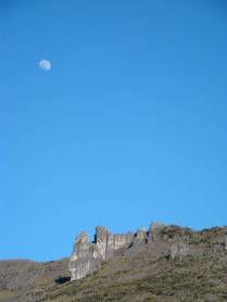A lua paira sobre o Pico Crestones, no Parque Nacional de Chirripó, na Costa Rica