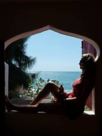 A nossa deliciosa janela mourisca, portal para o mar no hotel em Treasure Beach, no litoral sul da Jamaica