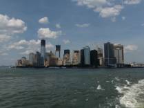 A skyline de Manhattan, vista do ferry para Staten Island, em Nova Iorque, nos Estados Unidos