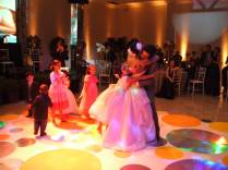 Abraço dos noivos e da Pietra, na festa de casamento, em Curitiba - PR