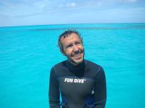 Admirado com a cor da água