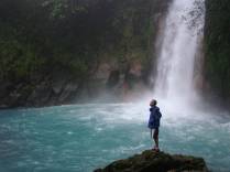 Admirando a surpreendente Cascata do Rio Celeste, no Parque Nacional Tenorio, no norte da Costa Rica