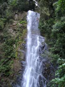 Ana, descendo a Cachoeira das Arapongas, de rapel - PETAR