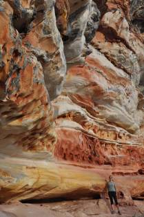 Ao lado de paredão colorido no Parque Nacional da Serra do Catimbau, em Buique - PE