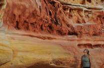 Ao lado de paredão colorido no Parque Nacional da Serra do Catimbau, em Buique - PE