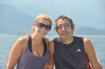 Aproveitando o dia de sol no teto do catamaran de Ilha Grande para Angra dos Reis - RJ