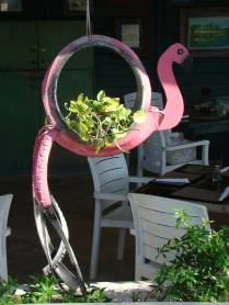 Arte reciclável: um pneu virou flamingo