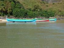 As coloridas canoas da Praia do Bonete em Ilha Bela - SP