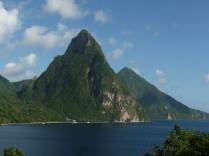 As famosas montanhas Piton, em Soufriere, no sul de Santa Lúcia, no Caribe
