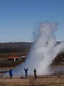 Assistindo à erupção do geiser Strokkur na área de Geysir, parte do Golden Circle, na Islândia