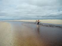 Atravessando a Barra da Lagoa, na Praia Deserta - Superagui